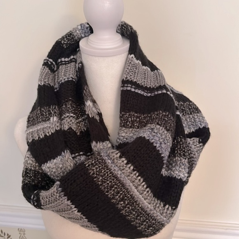 NWT Loft Knit Infinity Scarf Black Dark Gray Light Gray Repeating Pattern Soft
